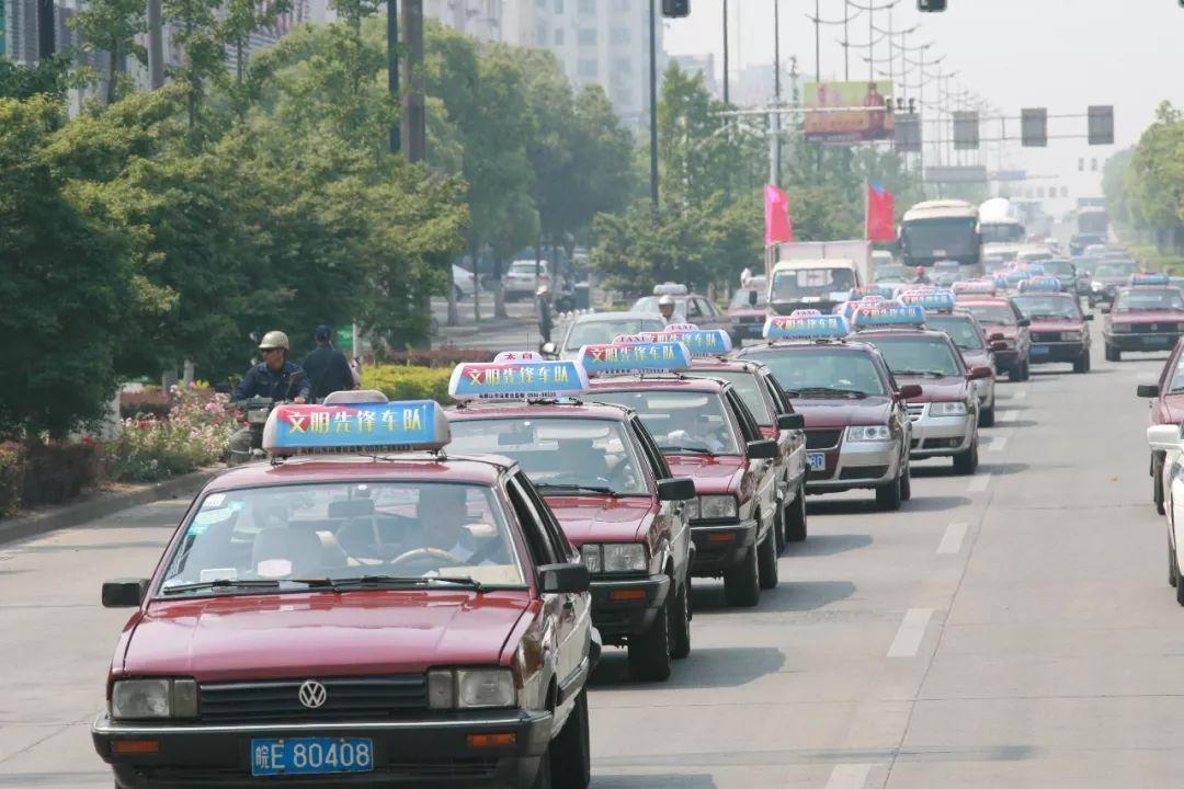無線出租車LED頂燈顯示屏控制系統(tǒng)的優(yōu)勢(shì)
