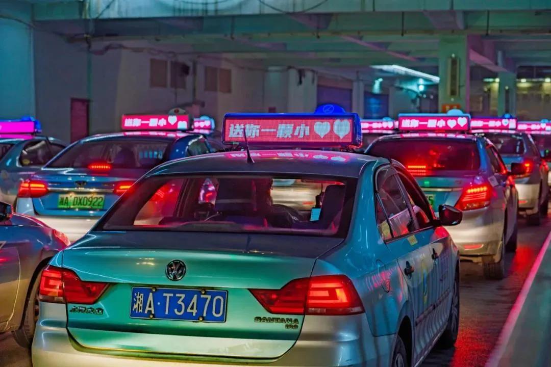 無線出租車LED頂燈顯示屏控制系統(tǒng)的優(yōu)勢(shì)(圖1) 無線出租車LED頂燈顯示屏控制系統(tǒng)的優(yōu)勢(shì)(圖1)